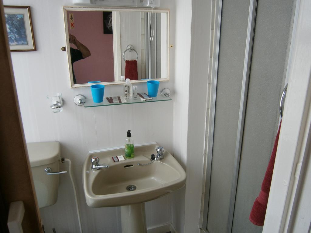 Guesthouse The Royale Hotel Blackpool Room photo